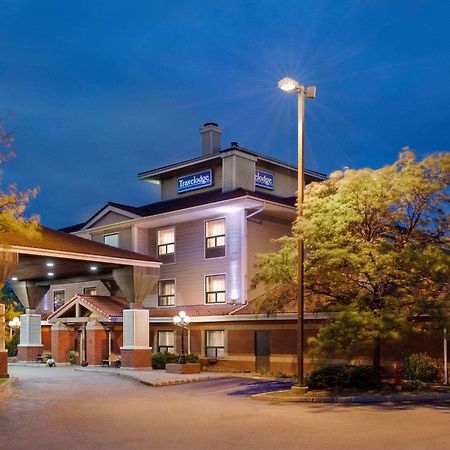 Travelodge By Wyndham Oshawa Whitby Exterior photo