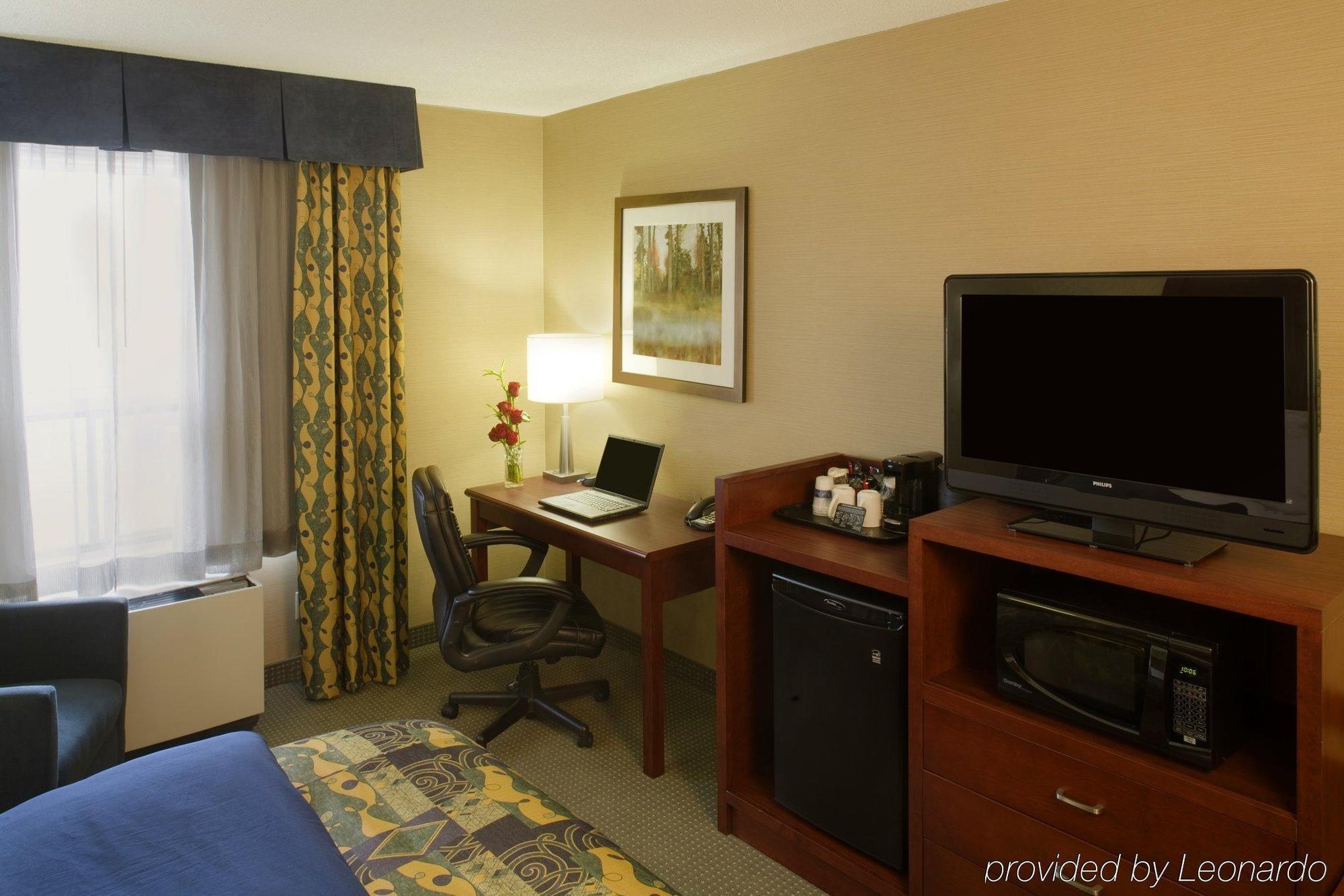 Travelodge By Wyndham Oshawa Whitby Room photo