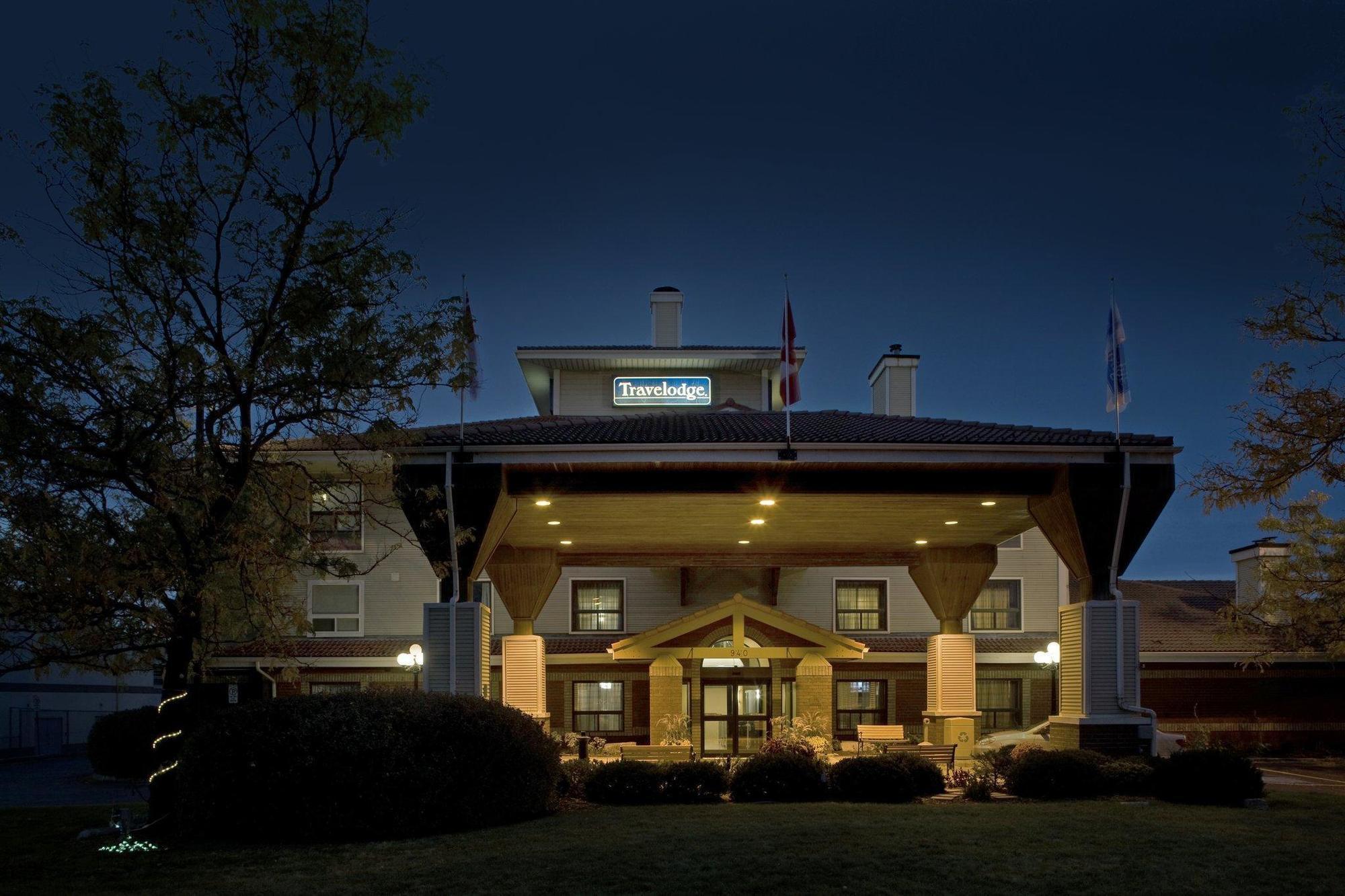 Travelodge By Wyndham Oshawa Whitby Exterior photo