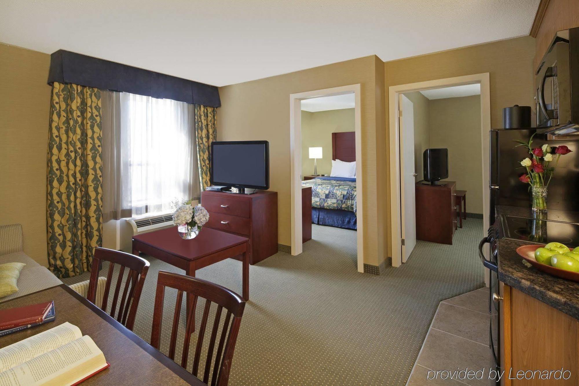 Travelodge By Wyndham Oshawa Whitby Room photo