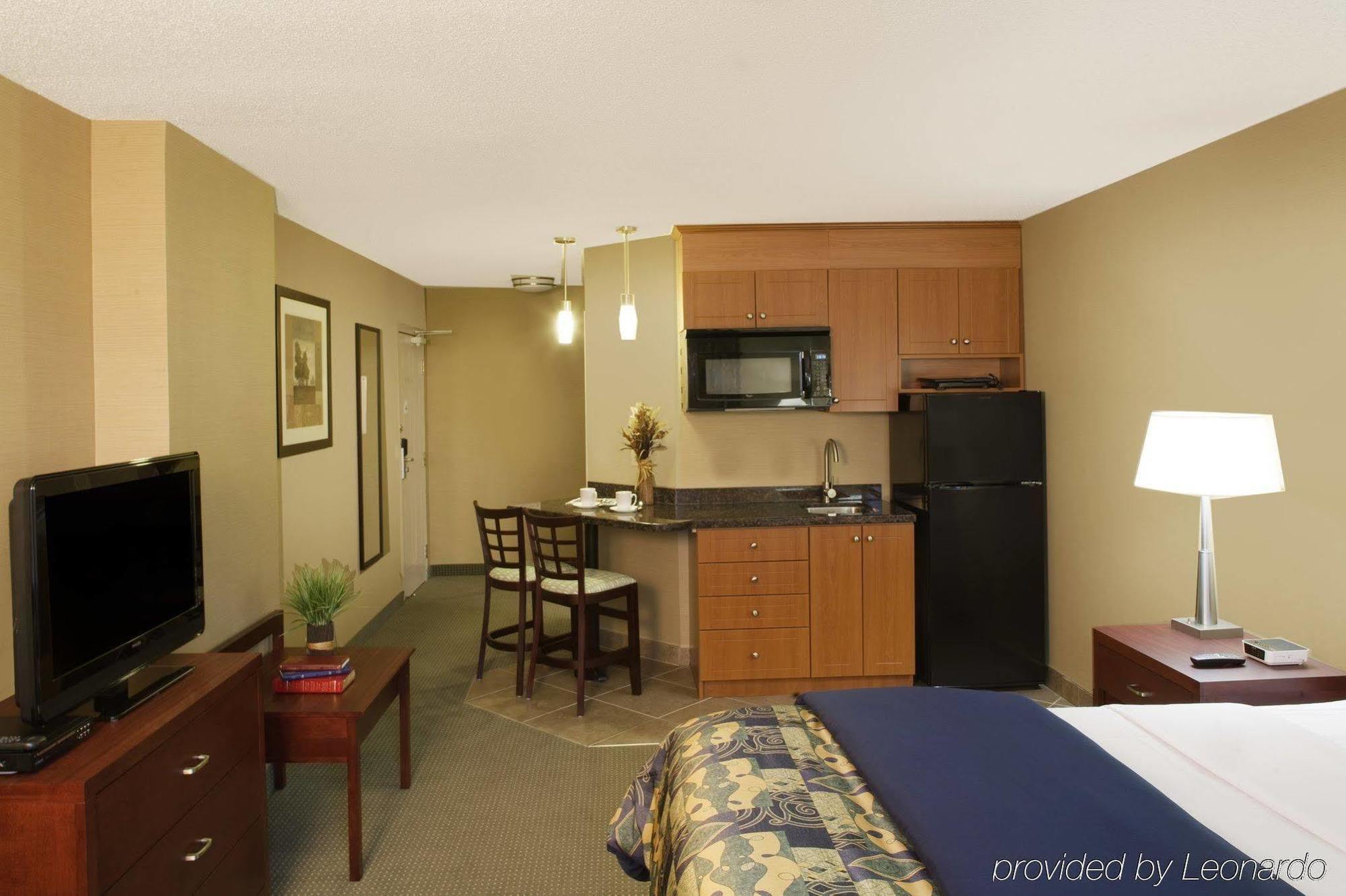 Travelodge By Wyndham Oshawa Whitby Room photo