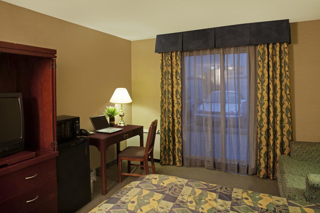 Travelodge By Wyndham Oshawa Whitby Room photo