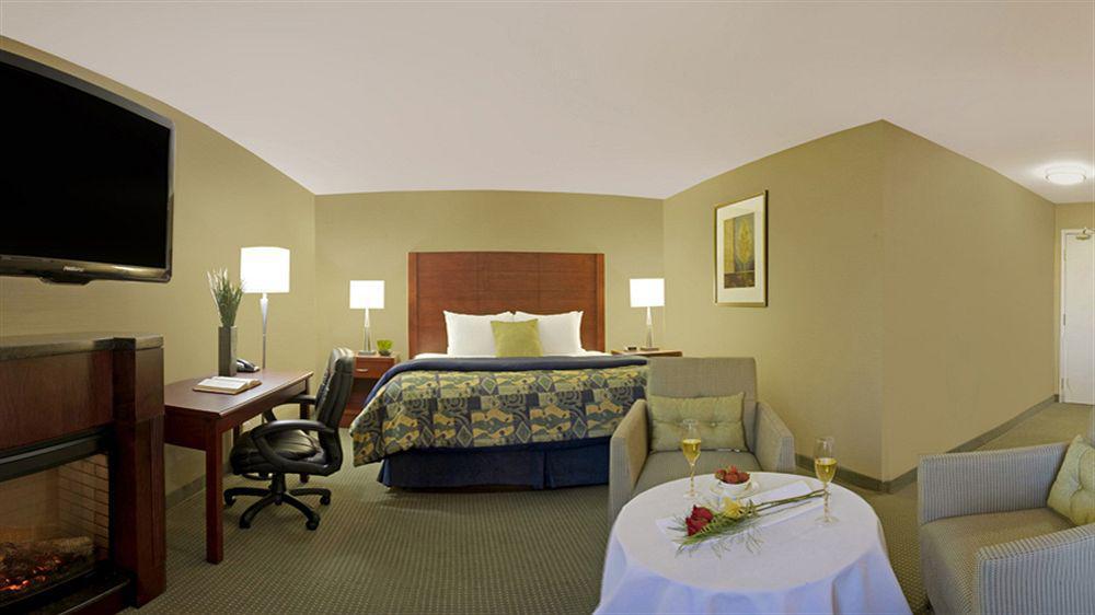 Travelodge By Wyndham Oshawa Whitby Room photo